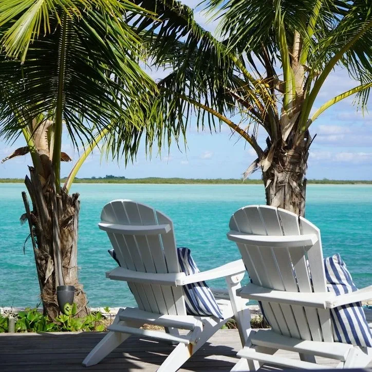 Día de reposera y agua turquesa en Bahamas